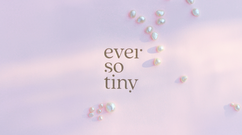 Morgan_Studio von Getty Images_Süßwasserperlen auf einem edlem Tuch für ein Recyclingprozess für nachhaltigen Perlenschmuck zum selber machen