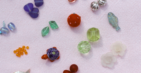 minderwertige pinke und lila Perlen in einem Bastelladen zum Einkauf für selbstgemachten Schmuck