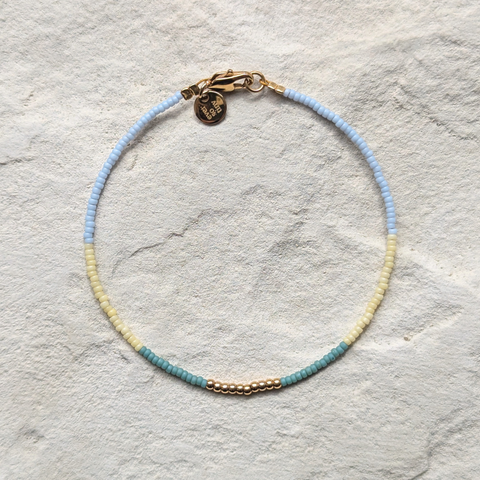 DIY-Armband aus nachhaltigen MIYUKI-Glasperlen in Hellblau, zartem Gelb und Türkis – mit vergoldeten Edelstahlperlen als Highlight. Der perfekte handmade Schmuck zum Selbermachen oder als liebevolles GESCHENK für besondere Menschen.