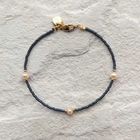 DIY-Schmuckset mit recycelten roséfarbenen Süßwasserperlen und  japanischen-Glasperlen in der Farbe Graphit – das Bild zeigt das fertige Armband, das du mit unserem nachhaltigen Set selbst gestalten kannst. Ideal als kreatives GESCHENK für dich oder deine Liebsten.