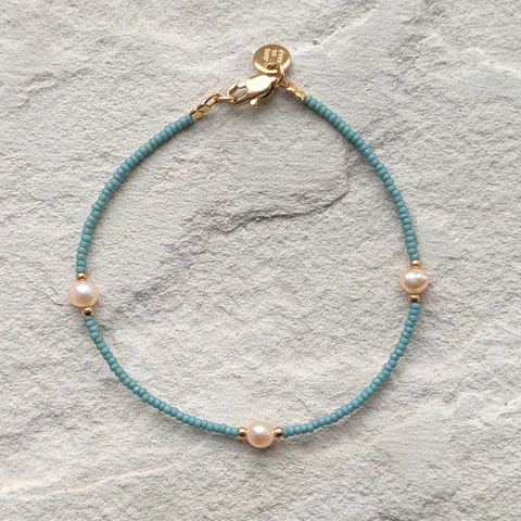DIY-Schmuckset mit recycelten roséfarbenen Süßwasserperlen und  japanischen-Glasperlen in der Farbe Jade – das Bild zeigt das fertige Armband, das du mit unserem nachhaltigen Set selbst gestalten kannst. Ideal als kreatives GESCHENK für dich oder deine Liebsten.