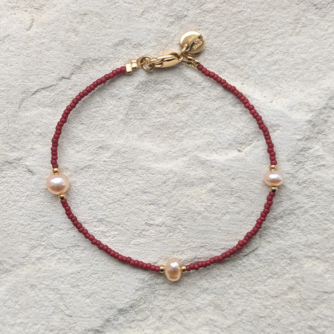DIY-Schmuckset mit recycelten roséfarbenen Süßwasserperlen und  japanischen-Glasperlen in der Farbe Weinrot – das Bild zeigt das fertige Armband, das du mit unserem nachhaltigen Set selbst gestalten kannst. Ideal als kreatives GESCHENK für dich oder deine Liebsten.