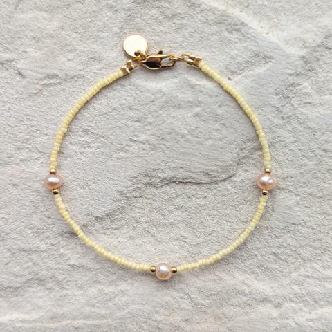 DIY-Schmuckset mit recycelten roséfarbenen Süßwasserperlen und  japanischen-Glasperlen in der Farbe "Buttermilk" – das Bild zeigt das fertige Armband, das du mit unserem nachhaltigen Set selbst gestalten kannst. Ideal als kreatives GESCHENK für dich oder deine Liebsten.