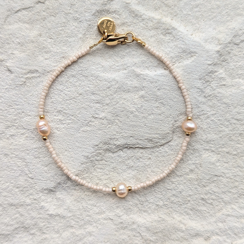 DIY-Schmuckset mit recycelten roséfarbenen Süßwasserperlen und  japanischen-Glasperlen ind er Farbe Creme – das Bild zeigt das fertige Armband, das du mit unserem nachhaltigen Set selbst gestalten kannst. Ideal als kreatives GESCHENK für dich oder deine Liebsten.
