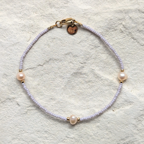 DIY-Schmuckset mit recycelten roséfarbenen Süßwasserperlen und  japanischen-Glasperlen in der Farbe Lavendel – das Bild zeigt das fertige Armband, das du mit unserem nachhaltigen Set selbst gestalten kannst. Ideal als kreatives GESCHENK für dich oder deine Liebsten.