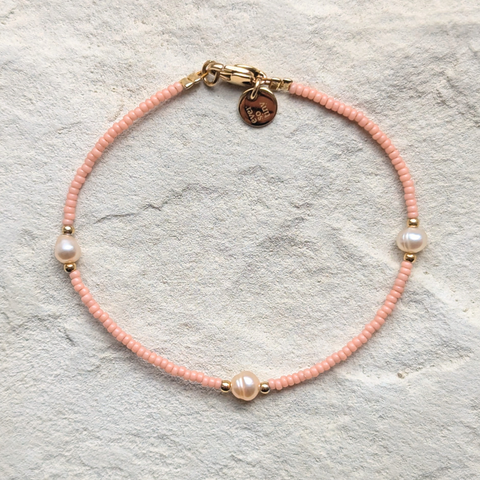DIY-Schmuckset mit recycelten roséfarbenen Süßwasserperlen und  japanischen-Glasperlen in der Farbe Creme – das Bild zeigt das fertige Armband, das du mit unserem nachhaltigen Set selbst gestalten kannst. Ideal als kreatives GESCHENK für dich oder deine Liebsten.