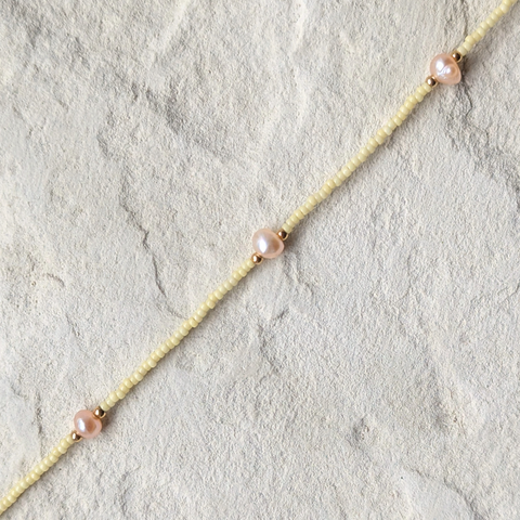 DIY-Schmuckset mit recycelten roséfarbenen Süßwasserperlen und  japanischen-Glasperlen in der Farbe Buttermilk – das Bild zeigt die fertige Kette, die du mit unserem nachhaltigen Set selbst gestalten kannst. Ideal als kreatives GESCHENK für dich oder deine Liebsten.