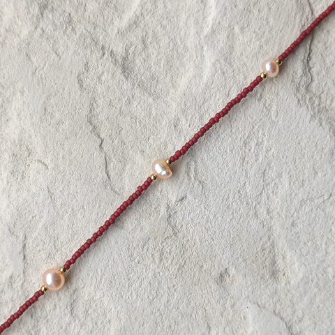 DIY-Schmuckset mit recycelten roséfarbenen Süßwasserperlen und  japanischen-Glasperlen in der Farbe Weinrot – das Bild zeigt die fertige Kette, die du mit unserem nachhaltigen Set selbst gestalten kannst. Ideal als kreatives GESCHENK für dich oder deine Liebsten.