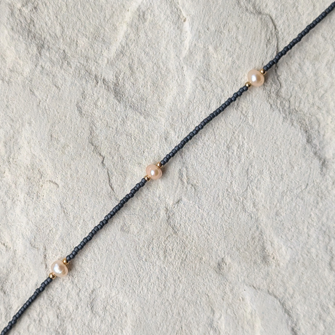 DIY-Schmuckset mit recycelten roséfarbenen Süßwasserperlen und  japanischen-Glasperlen in der Farbe Graphit – das Bild zeigt die fertige Kette, die du mit unserem nachhaltigen Set selbst gestalten kannst. Ideal als kreatives GESCHENK für dich oder deine Liebsten.