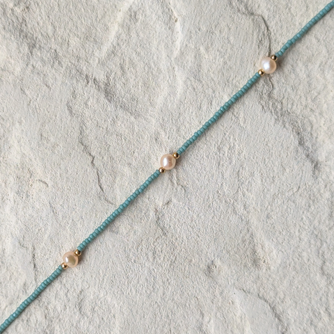 DIY-Schmuckset mit recycelten roséfarbenen Süßwasserperlen und  japanischen-Glasperlen in der Farbe Jade – das Bild zeigt die fertige Kette, die du mit unserem nachhaltigen Set selbst gestalten kannst. Ideal als kreatives GESCHENK für dich oder deine Liebsten.