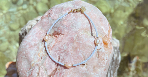 Ein blaues Armband von ever so tiny mit drei wunderschänen recycelten Süßwasserperlen. selber gemacht, hochwertig und langlebig