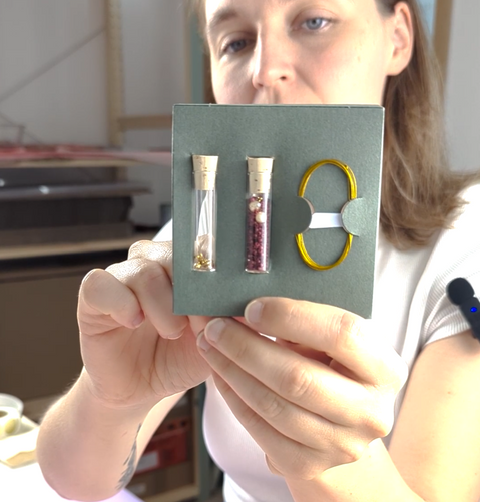 Romy macht ein Unboxing einer ever so tiny box. Mit der Box kann man eine hochwertige Kette in Juwelierqualität selber machen.