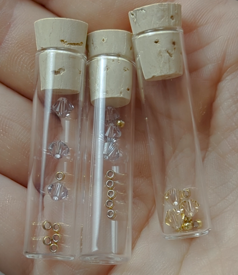 Romy erzählt einen Fakt über Swarovski-Kristallperlen