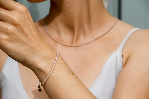 Model trägt filigranes DIY-Armband und Kette aus japanischen Glasperlen in zartem lavendel– nachhaltig, hochwertig und perfekt für zeitlosen, selbstgemachten Schmuck.