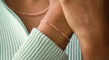 Zartes DIY-Armband in Peach mit goldfarbenen Details und Swarovski-Kristallen, kombiniert mit einer passenden Halskette im gleichen Design. Getragen zu einem mintgrünen, gerippten Oberteil, zeigt das Bild den eleganten und nachhaltigen Stil, den das Schmuckset von ever so tiny ermöglicht.