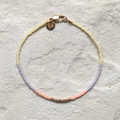 DIY-Armband aus hochwertigen, nachhaltigen Materialien von ever so tiny – mit recycelten Süßwasserperlen und farbechten japanischen Glasperlen in Lila, Gelb und Peach-Tönen. Ideal als kreatives GESCHENK zum Selbermachen oder für bewusste Schmuckliebhaber*innen.