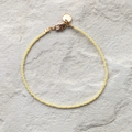 Zartes DIY-Armband in der Farbe Buttermilk – gefertigt aus nachhaltigen MIYUKI-Glasperlen mit goldplattiertem Verschluss. Ein eleganter, zeitloser Begleiter zum Selbermachen oder als liebevoll handgemachtes GESCHENK für besondere Anlässe.