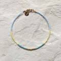 DIY-Armband aus nachhaltigen MIYUKI-Glasperlen in Hellblau, zartem Gelb und Türkis – mit vergoldeten Edelstahlperlen als Highlight. Der perfekte handmade Schmuck zum Selbermachen oder als liebevolles GESCHENK für besondere Menschen.
