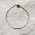 Handgemachtes DIY-Armband aus nachhaltigen MIYUKI-Glasperlen in Lila-, Blau- und Türkistönen – hochwertiger, langlebiger Schmuck von ever so tiny zum Selbermachen. Perfekt als kreatives GESCHENK für bewusste Schmuckliebhaber*innen und Slow-Fashion-Fans.