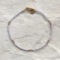 Filigranes DIY-Armband in Lavendel mit echten Swarovski-Kristallen und vergoldeten Akzenten – handgefertigt aus nachhaltigen MIYUKI-Glasperlen. Ein edles, funkelndes GESCHENK für besondere Anlässe oder als stilvolles Statement im Alltag.