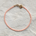 Zartes DIY-Armband in der Farbe Peach – gefertigt aus nachhaltigen MIYUKI-Glasperlen mit goldplattiertem Verschluss. Ein eleganter, zeitloser Begleiter zum Selbermachen oder als liebevoll handgemachtes GESCHENK für besondere Anlässe.