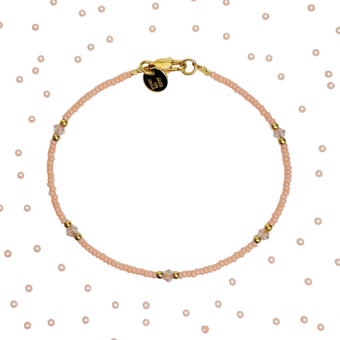 DIY Armband aus filigranen Glasperlen in Apricot mit Swarovski-Kristallen und goldplattierten Details – nachhaltig, hochwertig und langlebig. Perfekt für selbstgemachten Schmuck.
