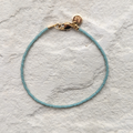 Minimalistisches DIY-Armband aus nachhaltigen MIYUKI-Glasperlen in zartem Türkis – handgemacht mit hochwertigen Materialien und goldplattiertem Verschluss. Ein stilvolles GESCHENK für bewusste Schmuckliebhaber*innen und perfekte Ergänzung für deine Slow-Fashion-Kollektion.