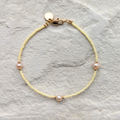 DIY-Schmuckset mit recycelten roséfarbenen Süßwasserperlen und  japanischen-Glasperlen in der Farbe "Buttermilk" – das Bild zeigt das fertige Armband, das du mit unserem nachhaltigen Set selbst gestalten kannst. Ideal als kreatives GESCHENK für dich oder deine Liebsten.