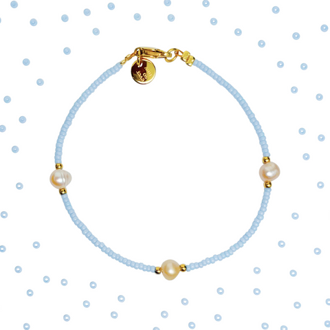 DIY Perlenarmband in Hellblau mit Süßwasserperlen als Highlights und goldplattierten Details – nachhaltig, hochwertig und langlebig. Perfekt für selbstgemachten Schmuck.