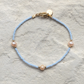 DIY-Schmuckset mit recycelten roséfarbenen Süßwasserperlen und hellblauen MIYUKI-Glasperlen – das Bild zeigt das fertige Armband, das du mit unserem nachhaltigen Set selbst gestalten kannst. Ideal als kreatives GESCHENK für dich oder deine Liebsten.