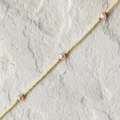 DIY-Schmuckset mit recycelten roséfarbenen Süßwasserperlen und  japanischen-Glasperlen in der Farbe Buttermilk – das Bild zeigt die fertige Kette, die du mit unserem nachhaltigen Set selbst gestalten kannst. Ideal als kreatives GESCHENK für dich oder deine Liebsten.