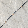 DIY-Schmuckset mit recycelten roséfarbenen Süßwasserperlen und  japanischen-Glasperlen in der Farbe Graphit – das Bild zeigt die fertige Kette, die du mit unserem nachhaltigen Set selbst gestalten kannst. Ideal als kreatives GESCHENK für dich oder deine Liebsten.