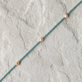DIY-Schmuckset mit recycelten roséfarbenen Süßwasserperlen und  japanischen-Glasperlen in der Farbe Jade – das Bild zeigt die fertige Kette, die du mit unserem nachhaltigen Set selbst gestalten kannst. Ideal als kreatives GESCHENK für dich oder deine Liebsten.
