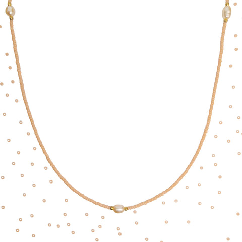 Filigrane DIY-Kette mit hochwertigen japanischen Glasperlen in Peach und echten, recycelten Süßwasserperlen – nachhaltig, langlebig und perfekt für eleganten Schmuck.