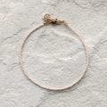 Schlichtes DIY-Armband aus creme farbenen MIYUKI-Glasperlen – nachhaltig, farbecht und hochwertig verarbeitet mit goldplattiertem Edelstahlverschluss. Ideal als minimalistisches GESCHENK für stilbewusste Menschen, die zeitlosen Schmuck lieben.