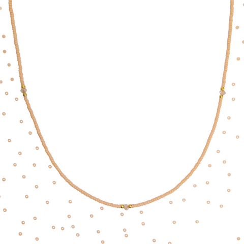 Filigrane DIY-Kette mit hochwertigen apricot-farbenen japanischen Glasperlen und Swarovski-Kristallen – nachhaltig, langlebig und perfekt für stilvollen Schmuck.