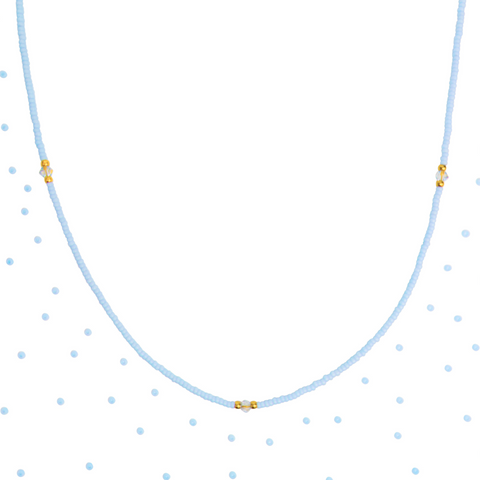 Filigrane DIY-Kette mit hochwertigen hellblauen japanischen Glasperlen und Swarovski-Kristallen – nachhaltig, langlebig und perfekt für stilvollen Schmuck.