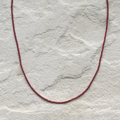 DIY-Schmuckset mit japanischen Glasperlen in tiefem Weinrot – das Bild zeigt die fertige Kette, die du mit unserem nachhaltigen Set ganz einfach selbst gestalten kannst. Ein stilvolles GESCHENK für dich selbst oder für jemanden, der handgemachten Schmuck liebt.