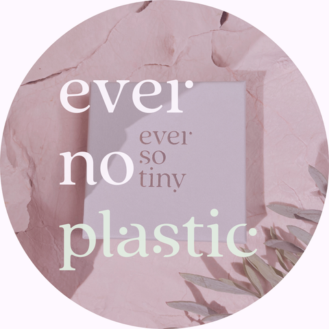 Ein kreisförmiges Bild mit dem Schriftzug „ever no plastic“. Im Hintergrund ist eine hochwertige Schmuckbox von "ever so tiny" auf einem rosa, strukturierten Untergrund zu sehen, begleitet von natürlichen Pflanzenblättern. Die Box repräsentiert den plastikfreien Ansatz der Marke, der sich durch Nachhaltigkeit und umweltfreundliche Verpackungen auszeichnet, passend zur Philosophie von "ever so tiny".