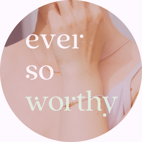 ever so tiny Qualitätssiegel für langlebigen und hochwertigen Schmuck zum selber machen, im Hintergrund ein äthetischer Frauenhals mit einer filigranen Kette aus Glasperlen von ever so tiny. Im Vordergrund stehen die Worte "ever so worthy" untereinander geschrieben.