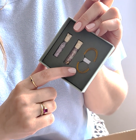 Kathrin macht ein Unboxing einer ever so tiny Bestellung. Im Paket ein DIY-Set, um eine hochwertige Kette in Juwelierqualität selbst zu machen mit Swarowskikristallperlen.